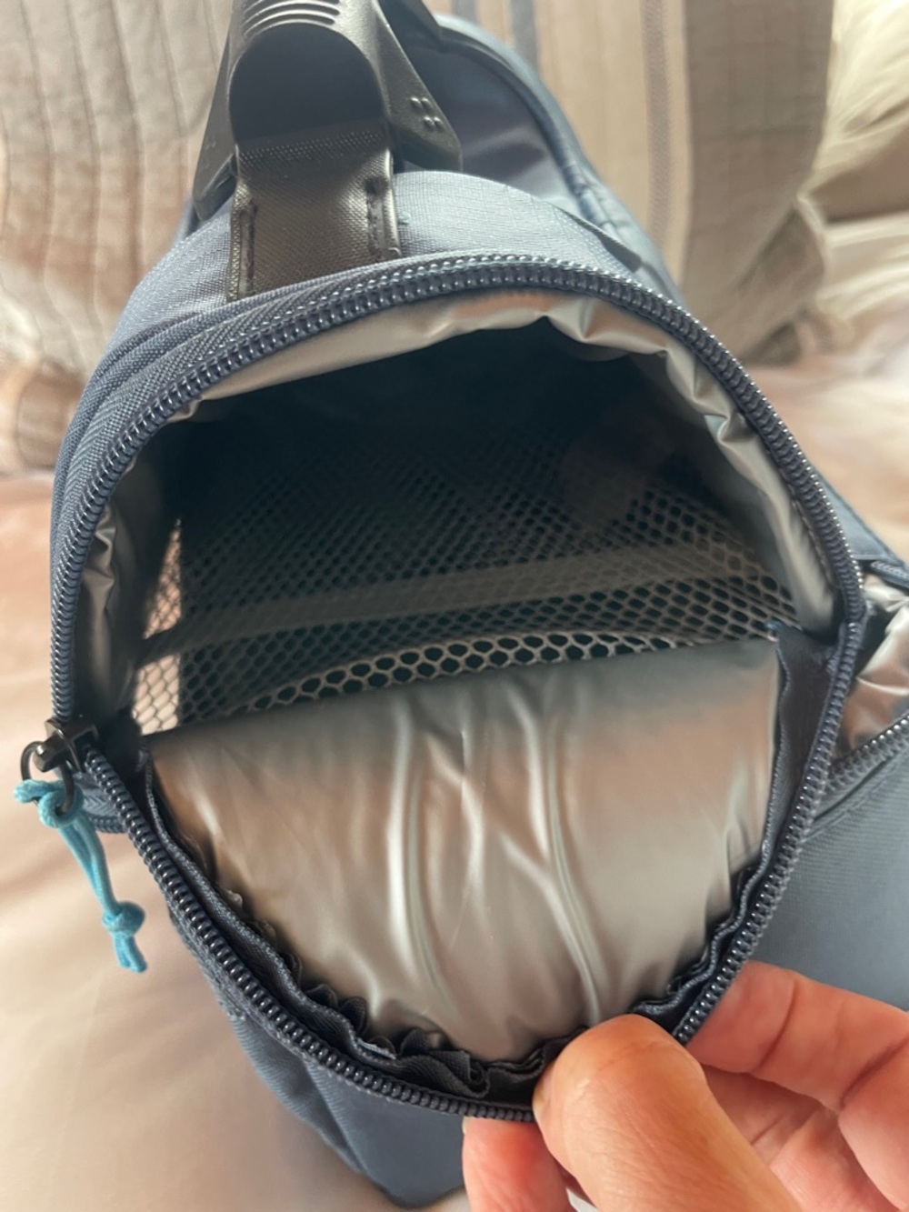 Igloo Navy Soft-Sided COOLER - Picture 5 of 6